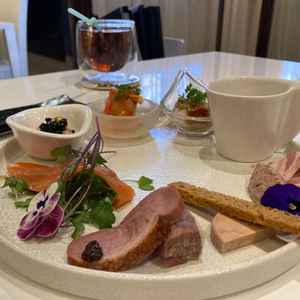 試食とは思えない前菜プレート