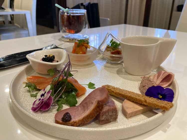 試食とは思えない前菜プレート