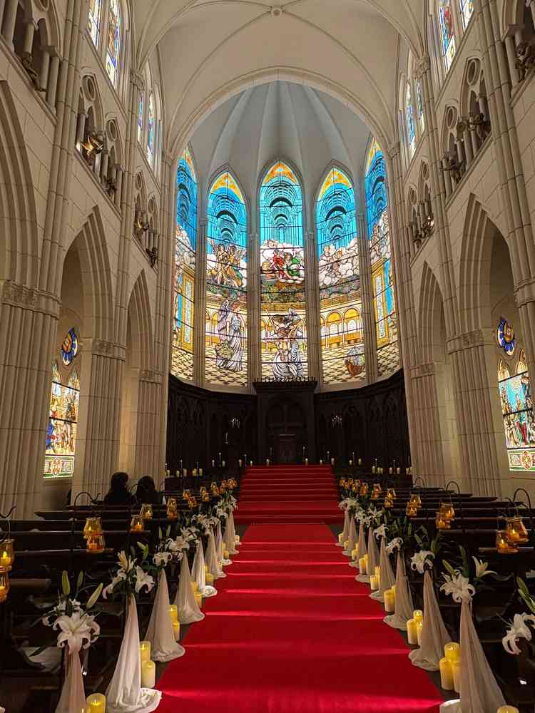 大聖堂のステンドグラスは圧巻でした。天井の高さもあり、唯一無二だと思います。