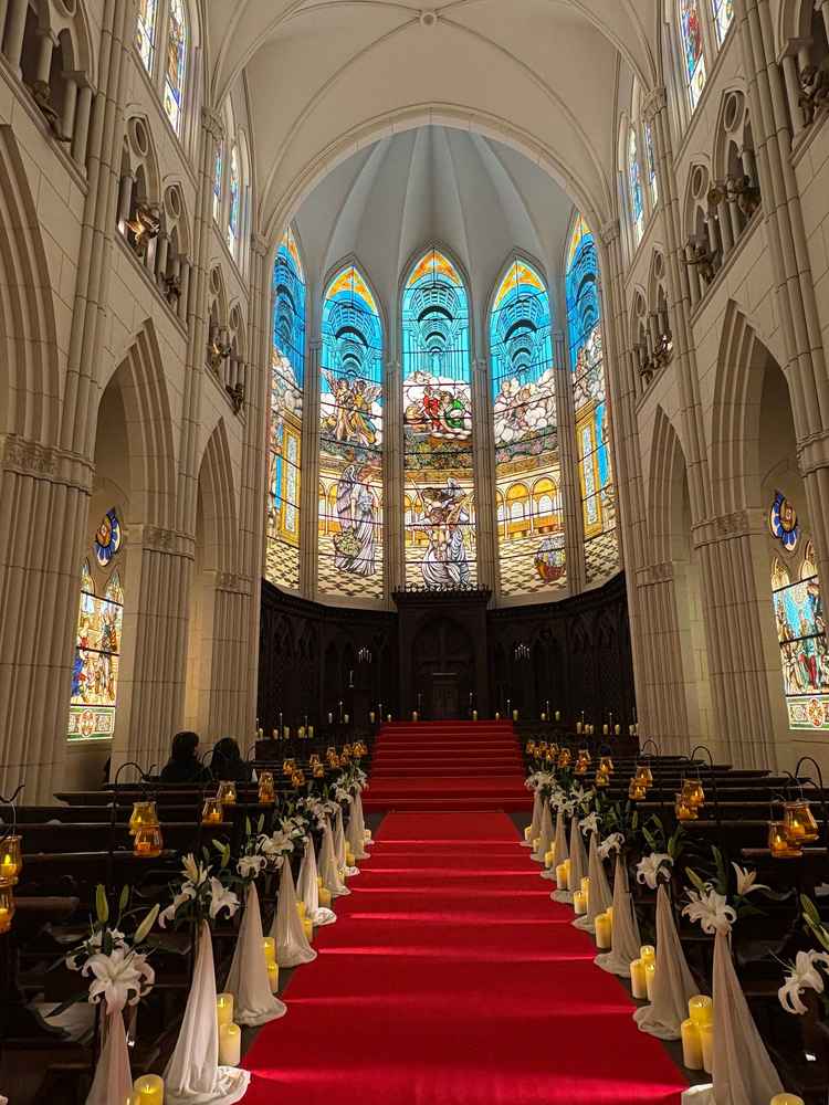 大聖堂のステンドグラスは圧巻でした。天井の高さもあり、唯一無二だと思います。