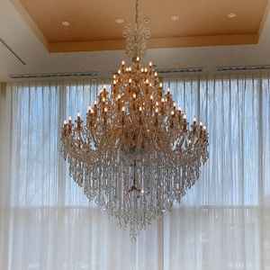 チャペル出てすぐの大階段上のシャンデリア。すごく大きくて印象に残っている。