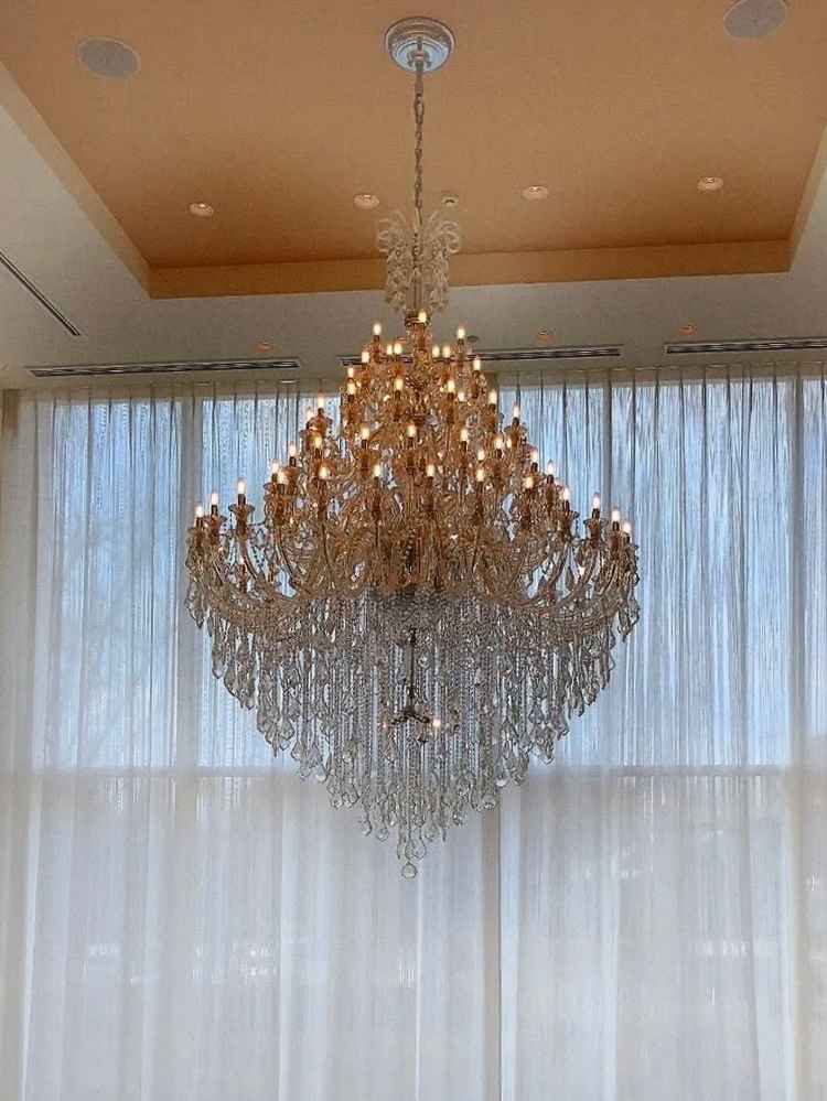 チャペル出てすぐの大階段上のシャンデリア。すごく大きくて印象に残っている。