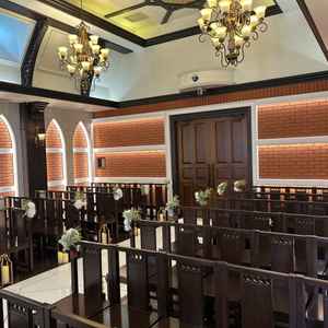 チャペルは70名仕様。スタンドガラスからの自然光がいち