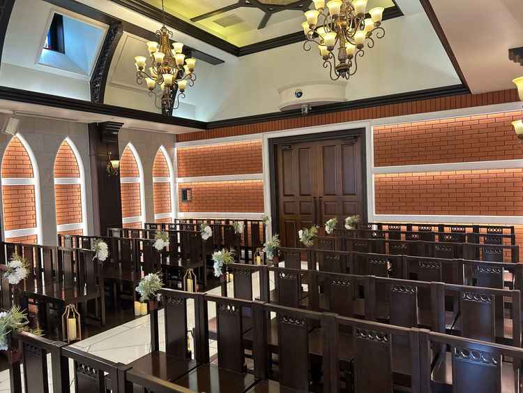 チャペルは70名仕様。スタンドガラスからの自然光がいち