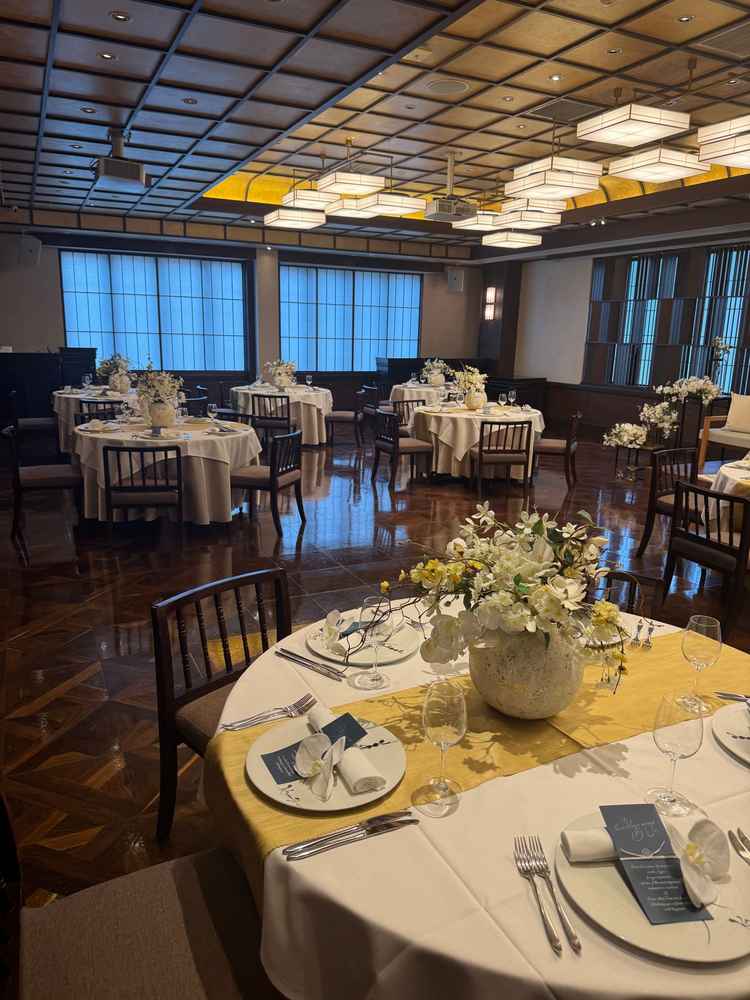 披露宴会場。道路が近くにあり騒音は聞こえる