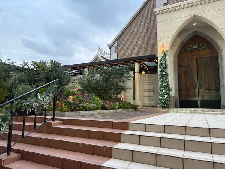 両サイドにはガーデンがあり、出入り自由。季節によって花と装飾も変わるとのこと。写真撮影にはピッタリ。