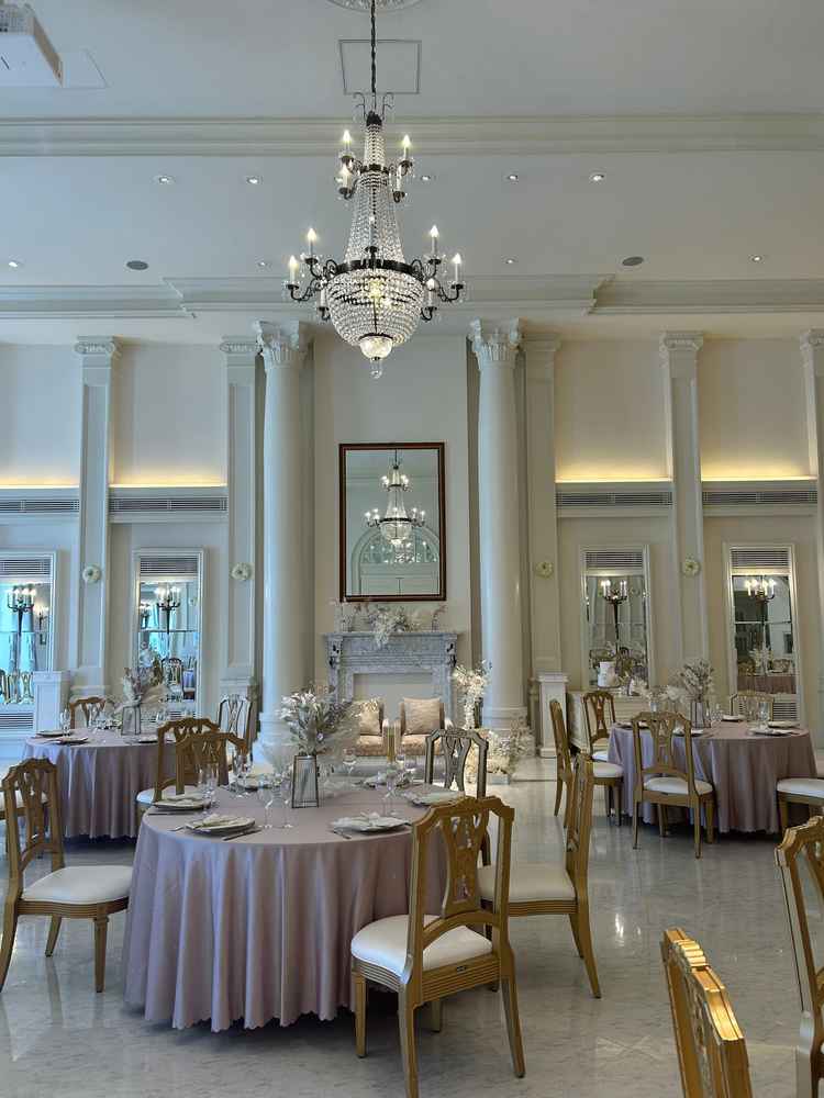 披露宴会場も白を基調としたデザインで、ドレスやお花が映えそうな印象です。新郎新婦入場は階段を歩きます