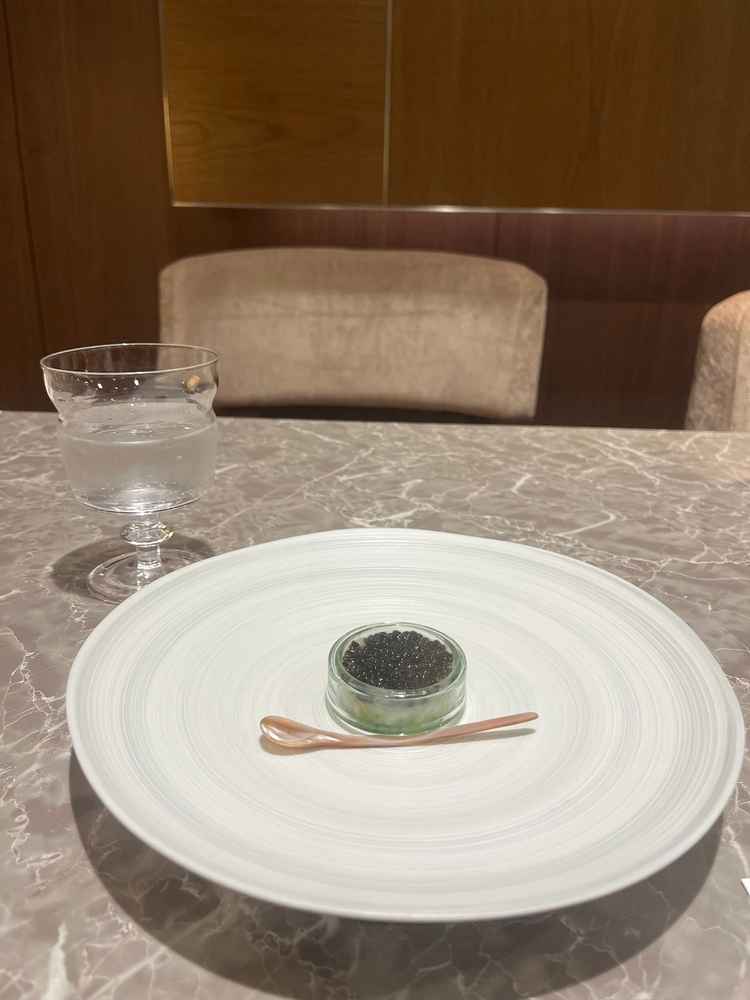 試食会。美しいキャビアとカトラリーでした