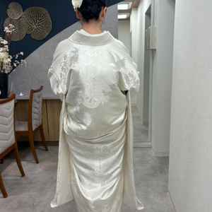 着付け室にて白無垢の試着体験をさせていただきました。衣装は白無垢、色打掛両方から選ぶことができます。