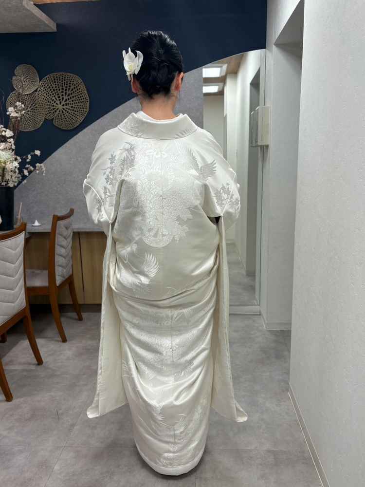 着付け室にて白無垢の試着体験をさせていただきました。衣装は白無垢、色打掛両方から選ぶことができます。