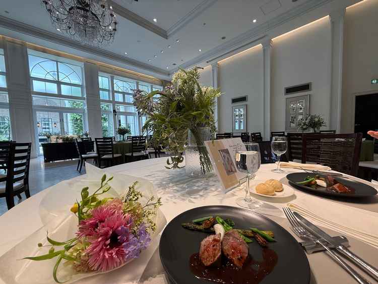 披露宴会場と食事のセットの写真です