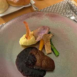 試食のお肉料理とパンです。美味しかったです。パンはイスズベーカリーのパンだそうです。