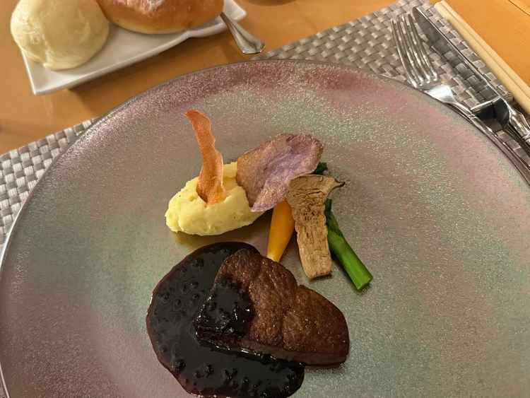 試食のお肉料理とパンです。美味しかったです。パンはイスズベーカリーのパンだそうです。