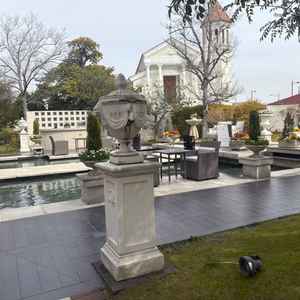 オックスフォード邸の入り口付近です。水辺でゆっくり寛げるバルコニーがありました。