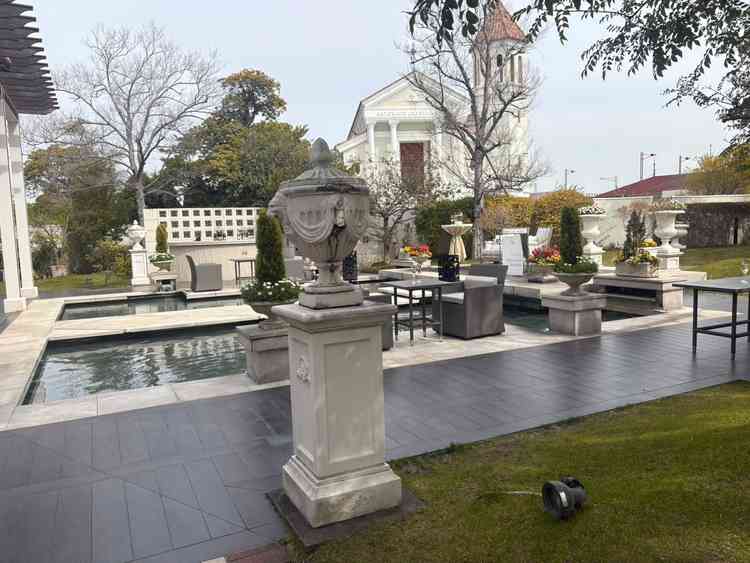 オックスフォード邸の入り口付近です。水辺でゆっくり寛げるバルコニーがありました。