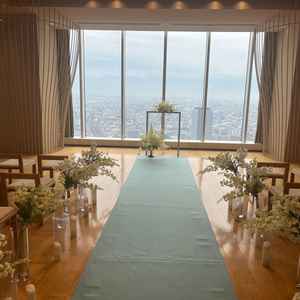 チャペル見えず景色を見ながらやれるチャペルで式もすごくよさそうでしたライトアップ見ながらのチャペル！