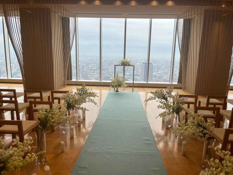 チャペル見えず景色を見ながらやれるチャペルで式もすごくよさそうでしたライトアップ見ながらのチャペル！