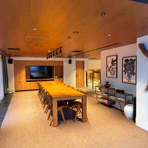 メゾネットタイプの部屋で最大50人収容可能とのこと。