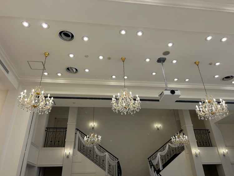 披露宴会場には、たくさんのシャンデリアが飾られていました。