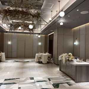 白を基調としたシンプルな披露宴会場なので、アレンジができそうです。