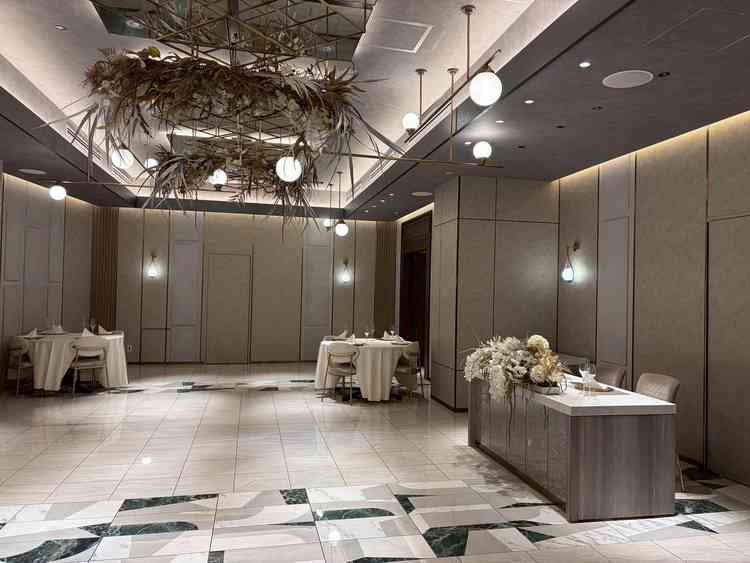 白を基調としたシンプルな披露宴会場なので、アレンジができそうです。