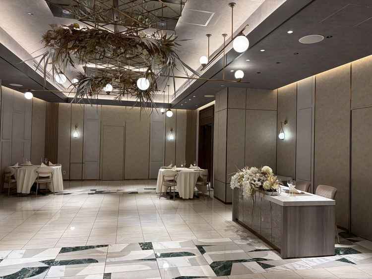 白を基調としたシンプルな披露宴会場なので、アレンジができそうです。