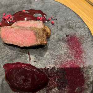 ダーツ、ラズベリーのソースが美味しかったです。