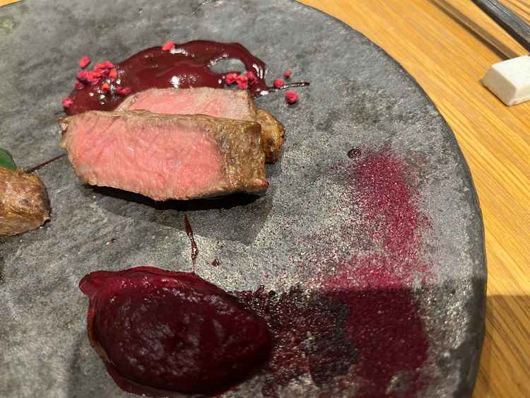 ダーツ、ラズベリーのソースが美味しかったです。