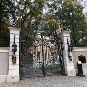 雰囲気のある大きな正門。