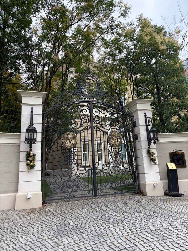 雰囲気のある大きな正門。