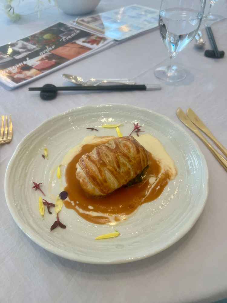 試食会のメイン料理です。パイ包みでしたがくどくなく、最後まで美味しく頂けました。