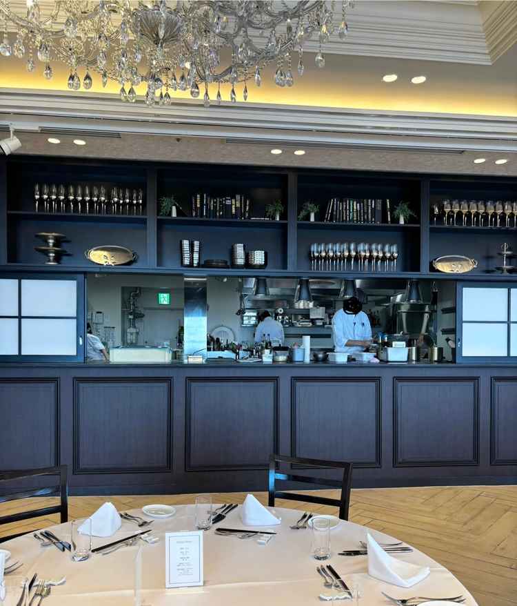 お料理が美味しい秘訣。オープンキッチン！アツアツのお料理をすぐにゲストに召し上がって頂ける！