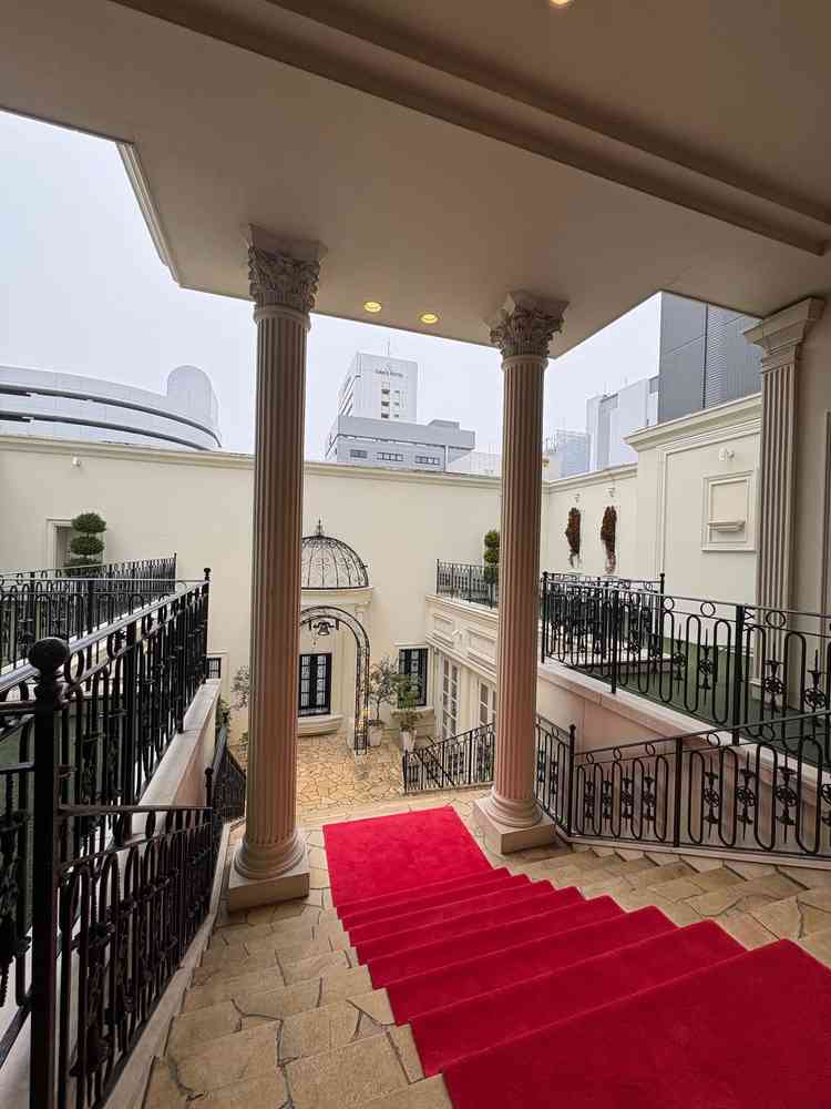 周辺の建物が隠れるような設計なので、結婚式の世界観が守られていて良かったです。