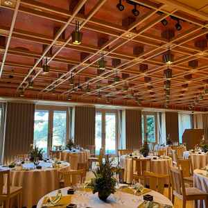 明治記念館内にある相生という披露宴会場です。1階にあるため、窓から庭園が見渡せてとても綺麗です。