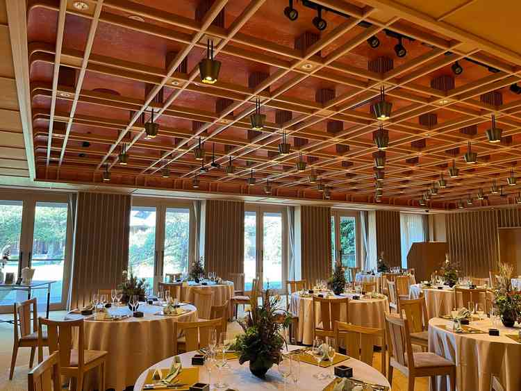 明治記念館内にある相生という披露宴会場です。1階にあるため、窓から庭園が見渡せてとても綺麗です。