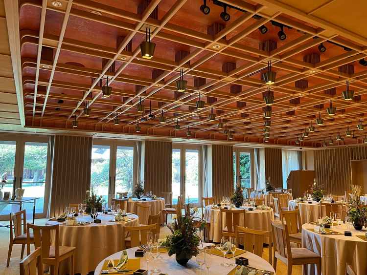 明治記念館内にある相生という披露宴会場です。1階にあるため、窓から庭園が見渡せてとても綺麗です。