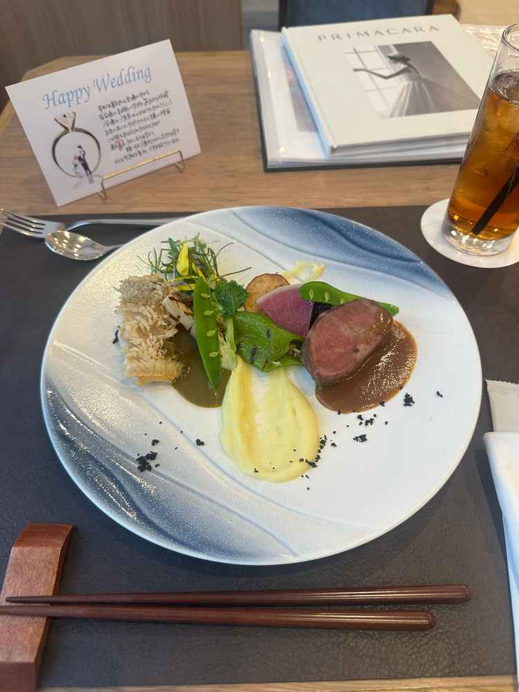 お食事。盛り付けも素敵、お魚が美味しかった。