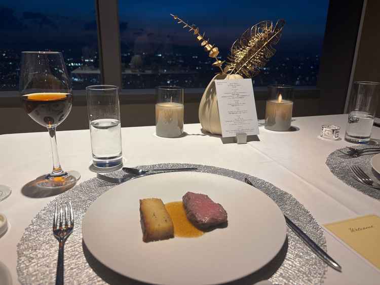 2万円のコース料理のメインのお肉料理。本番とお肉のサイズは同じだが、付け合わせのボリュームは違うと