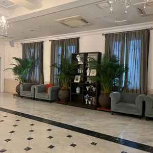 待合スペースの一部。室内にもリゾートを感じる植物や木目調の棚があり、式場全体の雰囲気が統一していた。