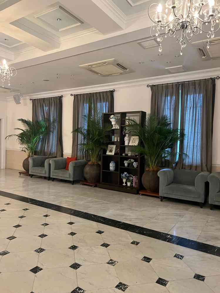 待合スペースの一部。室内にもリゾートを感じる植物や木目調の棚があり、式場全体の雰囲気が統一していた。