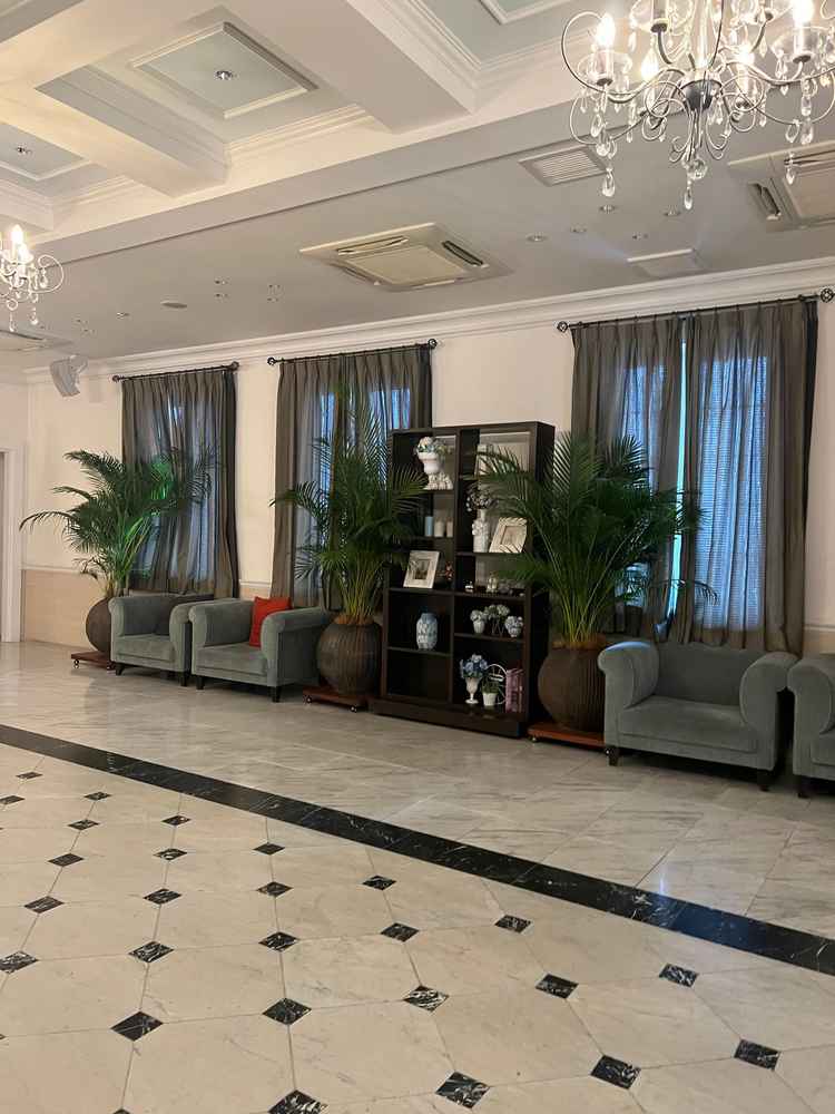 待合スペースの一部。室内にもリゾートを感じる植物や木目調の棚があり、式場全体の雰囲気が統一していた。