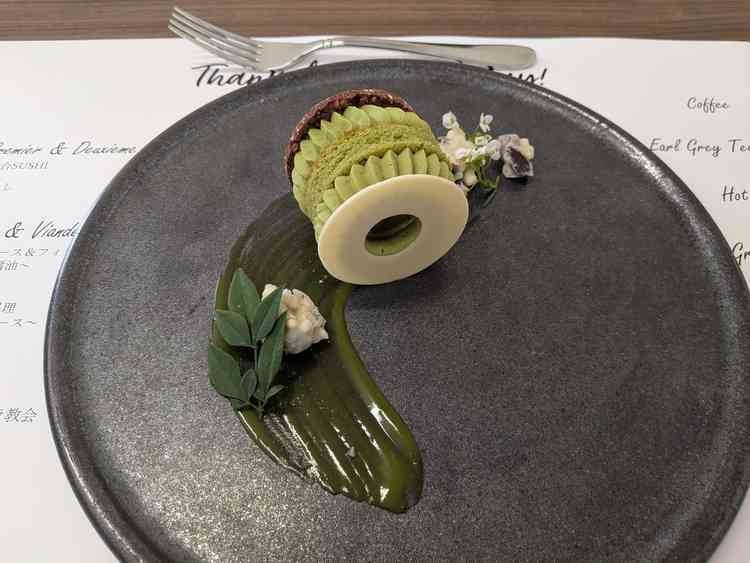 試食会の様子です。デザートを試食させていただきました。