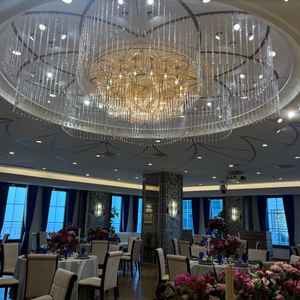 6階の披露宴会場はセンターのシャンデリアが印象的！！