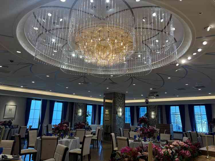 6階の披露宴会場はセンターのシャンデリアが印象的！！