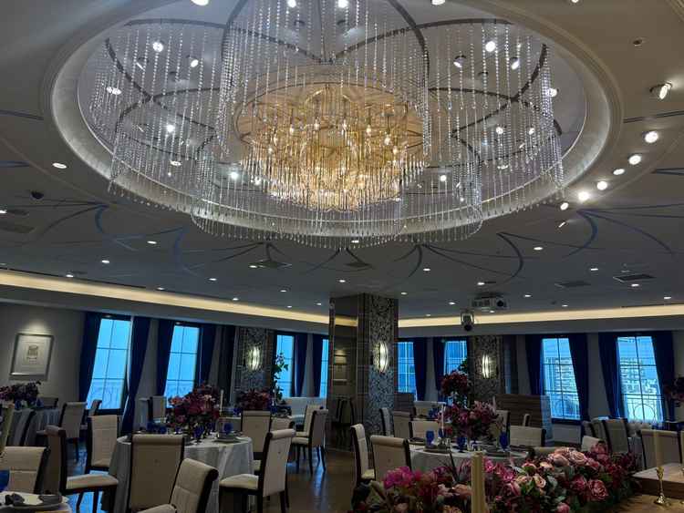 6階の披露宴会場はセンターのシャンデリアが印象的！！