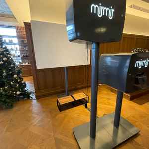 待合室にある撮影機。日本に4台しかない機械でプリクラのような写真が撮れるため思い出作りにぴったり。