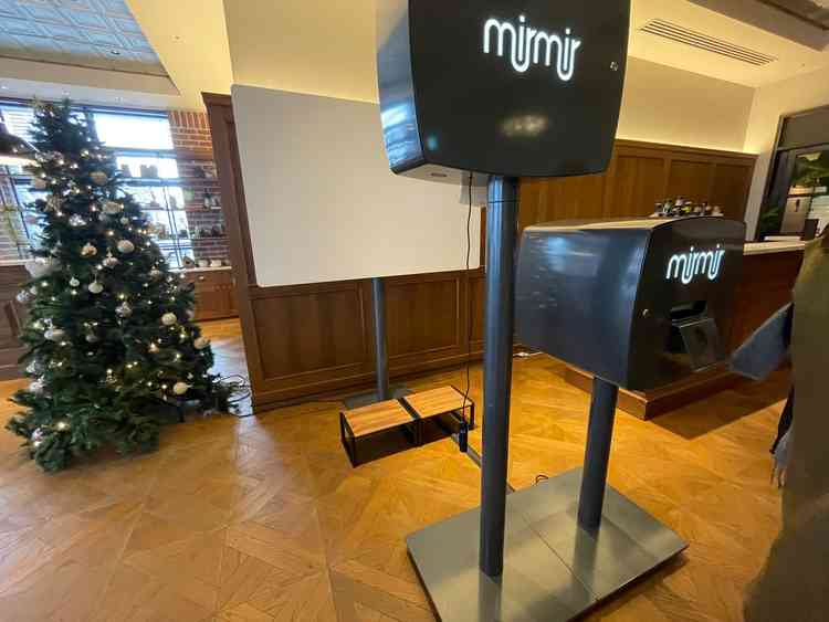 待合室にある撮影機。日本に4台しかない機械でプリクラのような写真が撮れるため思い出作りにぴったり。