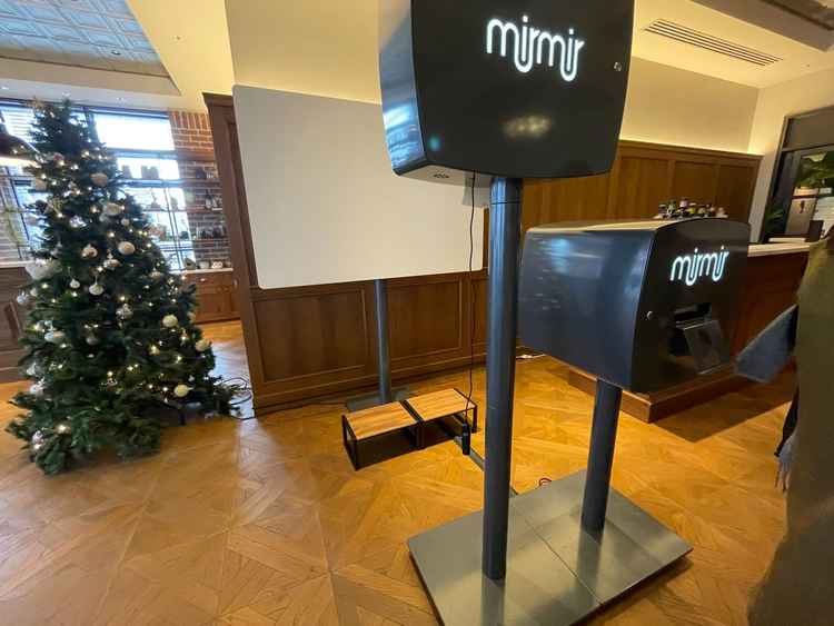 待合室にある撮影機。日本に4台しかない機械でプリクラのような写真が撮れるため思い出作りにぴったり。