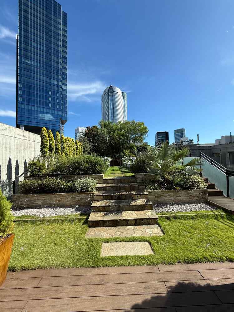 ヒルズ一望の屋上にある挙式会場です。青空と自然の空間が素敵でした。