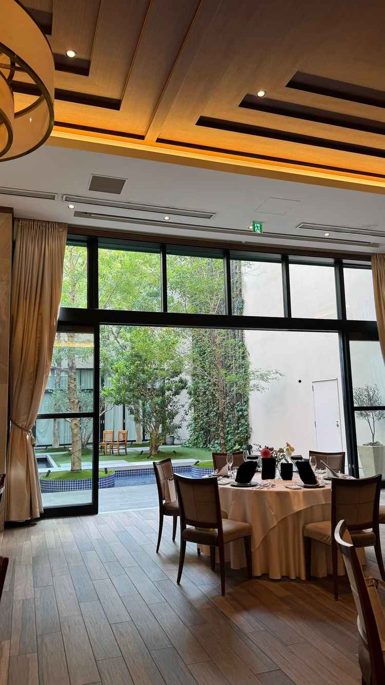 披露宴会場から見たガーデンの写真。一面ガラス張りの為奥行きがあり、会場が広く感じました。